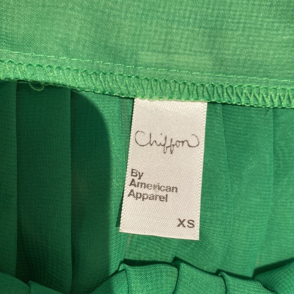 Green pleated skirt. - Picture 2 of 2